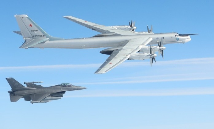 F-16 chặn Tu-95 gần Alaska. Ảnh: MW. Tu-95MS Nga áp sát Alaska suốt 14 giờ F-16, F-35 được điều động khẩn để ngăn chặn 2.jpg