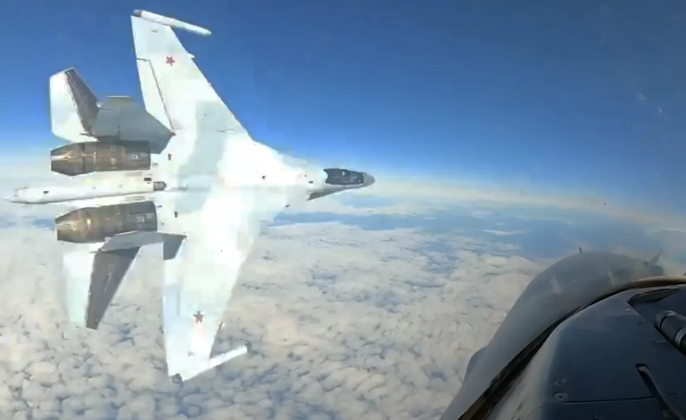 Su-35 cắt ngang trước F-16 gần Alaska vào tháng 9/2024. Ảnh: MW. Tu-95MS Nga áp sát Alaska suốt 14 giờ F-16, F-35 được điều động khẩn để ngăn chặn 3.png