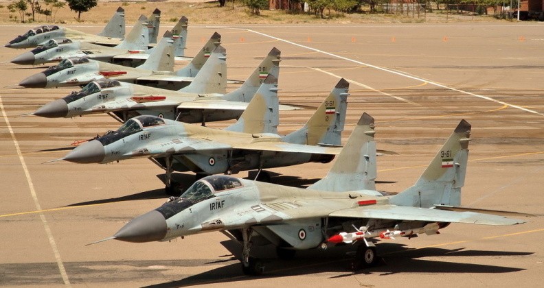 Không quân Iran trang bị MiG-29 cho chiến đấu không đối không. Ảnh: MW. Vũ khí Nga đổ bộ Iran MiG-29 phiên bản nâng cấp có thể thách thức F-16 Israel 3.jpg