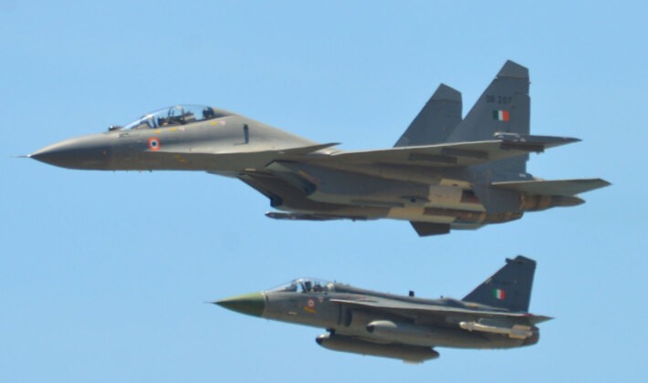 Máy bay chiến đấu Su-30MKI (trên) và Tejas của Không quân Ấn Độ. Ảnh: MW. Ấn Độ chi 7 tỷ USD mua 97 tiêm kích Tejas Mk1A – đắt hơn cả Su-30MKI 2.jpg