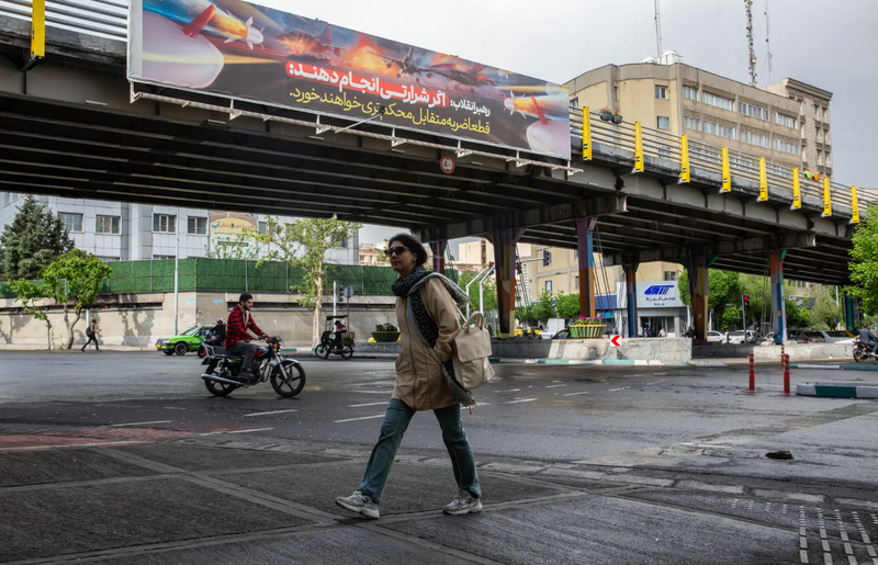 Một biểu ngữ ở Tehran có trích dẫn lời của lãnh tụ tối cao Iran, Đại giáo chủ Ali Khamenei: "Nếu họ phạm bất kỳ hành vi xấu xa nào, họ chắc chắn sẽ phải chịu đòn trả đũa nặng nề hơn". Ảnh: NYTimes. Iran nghẹt thở vì Liên Hợp Quốc tái áp đặt trừng phạt, lạm phát vượt 40% 2.png