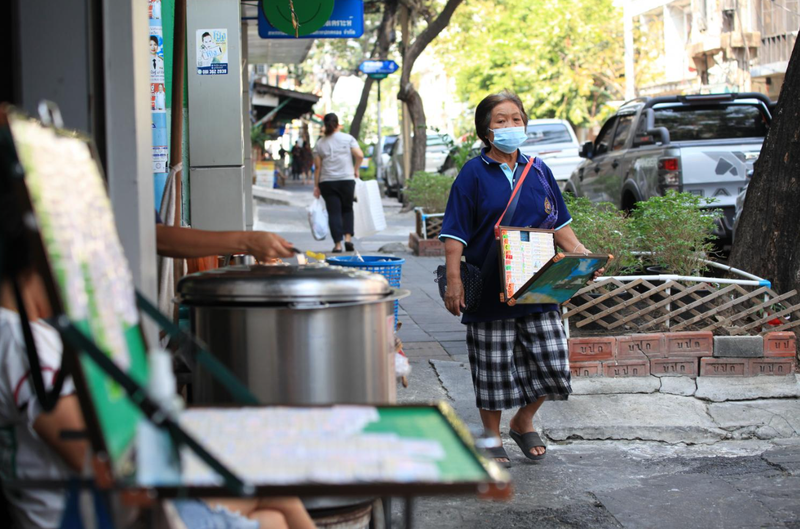 Các quầy bán vé số quy mô nhỏ tại chợ Trok Mo, đường Wat Ratchabophit, quận Phra Nakhon, Bangkok. Ảnh: Bangkok Post. Biến vé số thành sổ tiết kiệm hưu trí Sáng kiến an sinh độc lạ hâm nóng chính trường Thái Lan 2.png