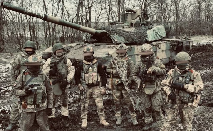 Trung đoàn bộ binh hải quân cận vệ số 40 của Nga với xe tăng T-90M. Ảnh: MW. T-90M được Nga ca ngợi là vô đối Khả năng thực sự trên chiến trường Ukraine ra sao 3.png