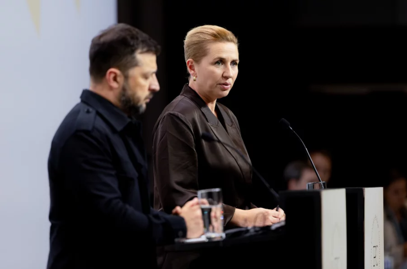 Thủ tướng Đan Mạch Mette Frederiksen (phải) và Tổng thống Ukraine Volodymyr Zelensky tham dự một cuộc họp báo tại hội nghị thượng đỉnh Cộng đồng Chính trị Châu Âu tại Copenhagen, Đan Mạch ngày 2/10. Ảnh: Bloomberg. Chiến tranh lai gõ cửa Người dân Đan Mạch gấp rút tích trữ lương thực, lên kế hoạch sơ tán 2.png