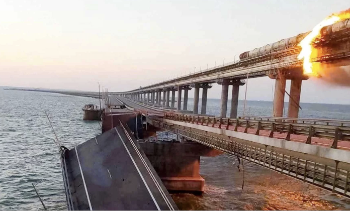 Vụ nổ trên cầu eo biển Kerch trong cuộc tấn công của Ukraine. Ảnh: MW. Đòn tấn công bóp nghẹt sự sống khiến Crimea không thể ở được phương Tây đề xuất 2.png