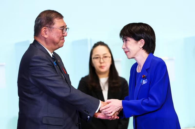 Lãnh đạo mới đắc cử của đảng Dân chủ Tự do Nhật Bản (LDP) Sanae Takaichi bắt tay Thủ tướng Shigeru Ishiba sau khi giành chiến thắng trong cuộc bầu cử lãnh đạo LDP tại Tokyo, Nhật Bản ngày 4/10. Ảnh: Reuters. Sanae Takaichi Bà đầm thép Nhật Bản sắp trở thành nữ Thủ tướng đầu tiên 2.png