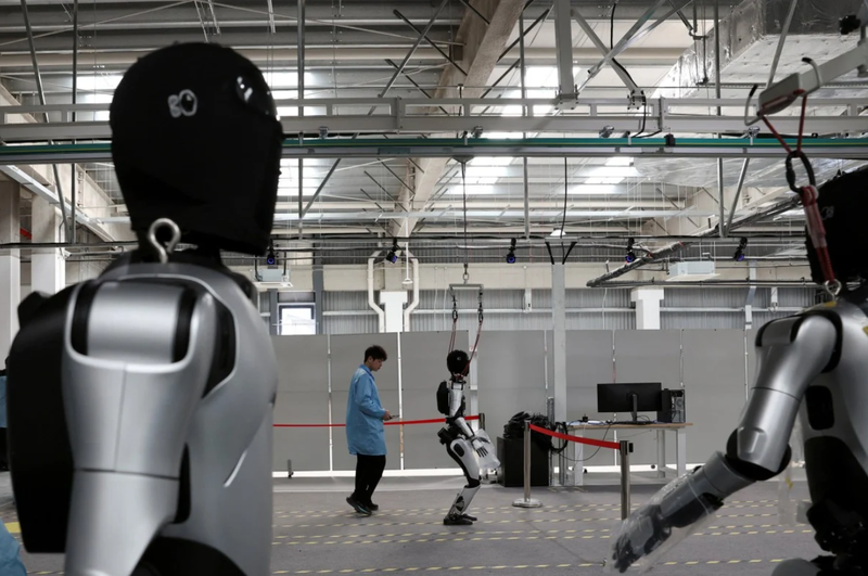 Một nhân viên đang tiến hành thử nghiệm robot hình người tại nhà máy AgiBot ở Thượng Hải vào ngày 20/3. Ảnh: Reuters.