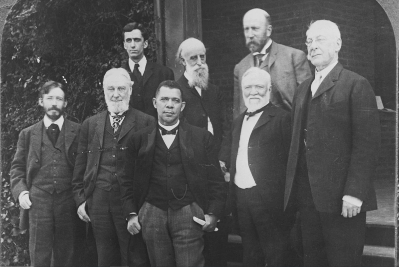 Vào ngày 5/4/1906, những nhân vật hàng đầu, bao gồm Booker T. Washington và Andrew Carnegie (thứ hai từ phải sang), đã tụ họp tại Alabama để kỷ niệm 25 năm thành lập Viện Tuskegee. Ảnh: Getty. Gã khổng lồ tí hon Andrew Carnegie Từ hai bàn tay trắng dựng nên xương sống công nghiệp Mỹ 2.png