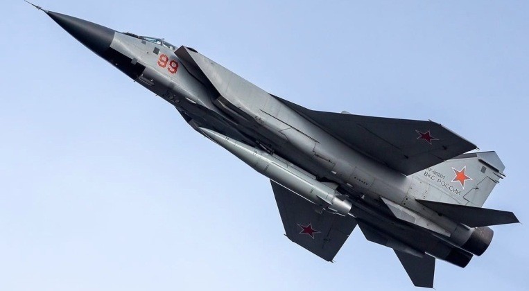 MiG-31 với tên lửa đạn đạo Kinzhal. Ảnh: MW. Patriot bó tay trước tên lửa Nga Ukraine thừa nhận điểm yếu chết người trong phòng không 3.jpeg