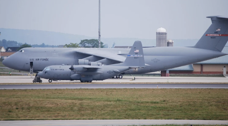 Máy bay vận tải hạng nặng C-5 bên cạnh máy bay vận tải hạng trung C-130. Ảnh: MW. Trung Quốc phát triển siêu máy bay vận tải thân cánh hòa quyện, vượt xa C-5 Galaxy của Mỹ 3.png