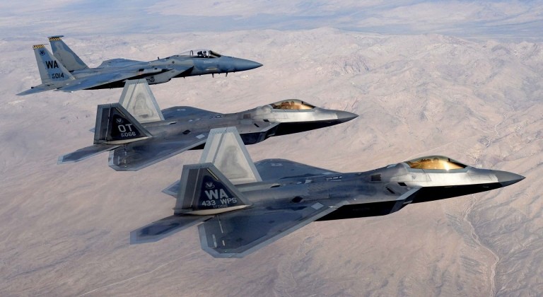 F-22 và F-15 trong đội hình bay. Ảnh: MW. Phi công F-16 Trung Quốc bay lộn vòng qua đầu tiêm kích Mỹ Cú chạm trán chỉ cách 10 mét 2.jpg