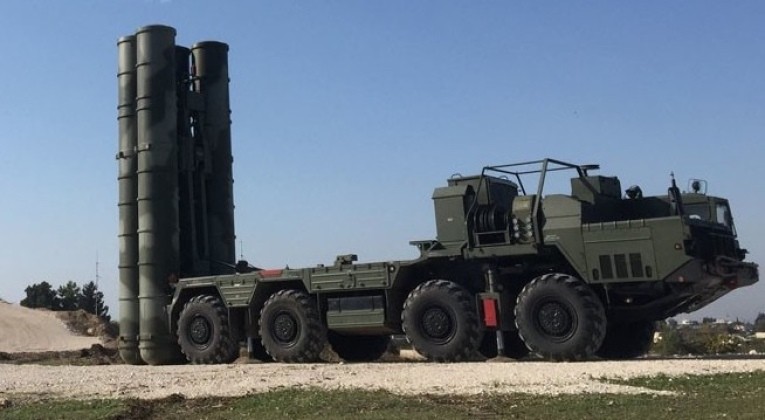 Bệ phóng tên lửa đất đối không thuộc hệ thống S-400 của Nga. Ảnh: MW.