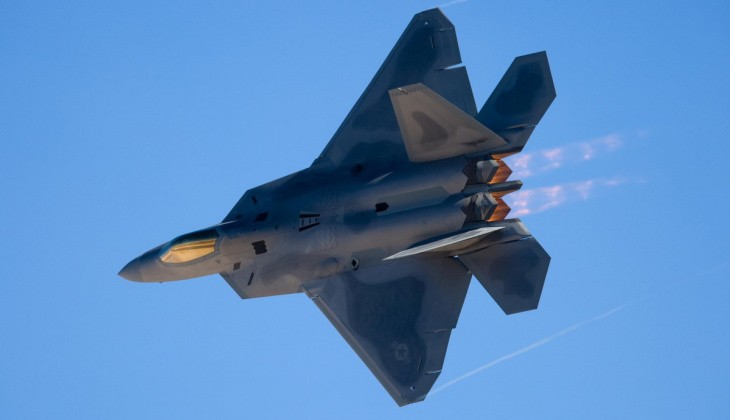 Một chiếc F-22 của Không quân Mỹ. Ảnh: MW. J-16 Trung Quốc thách thức F-22 Mỹ Bên nào sẽ thắng trong một trận không chiến tầm gần 2.jpg