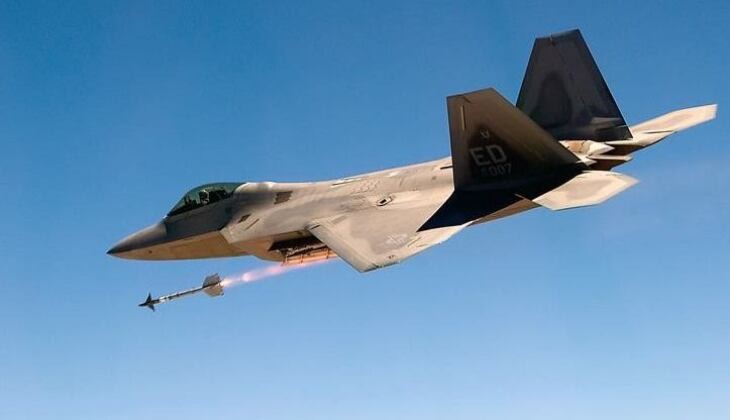 F-22 phóng tên lửa không đối không AIM-9X. Ảnh: MW. J-16 Trung Quốc thách thức F-22 Mỹ Bên nào sẽ thắng trong một trận không chiến tầm gần 4.jpg