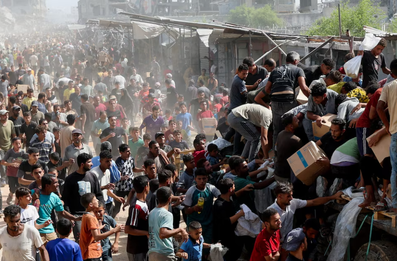 Người dân Palestine tập trung để thu gom hàng cứu trợ từ những chiếc xe tải đi vào Gaza, ngày 11/10. Ảnh: Reuters. Biển người Palestine trở về với đống đổ nát ở Gaza sau lệnh ngừng bắn 2.png