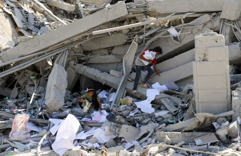 Các bé gái người Palestine kiểm tra đống đổ nát sau khi lực lượng Israel rút khỏi khu vực, trong bối cảnh lệnh ngừng bắn giữa Israel và Hamas ở Gaza, ngày 11/10. Ảnh: Reuters. Biển người Palestine trở về với đống đổ nát ở Gaza sau lệnh ngừng bắn 3.png