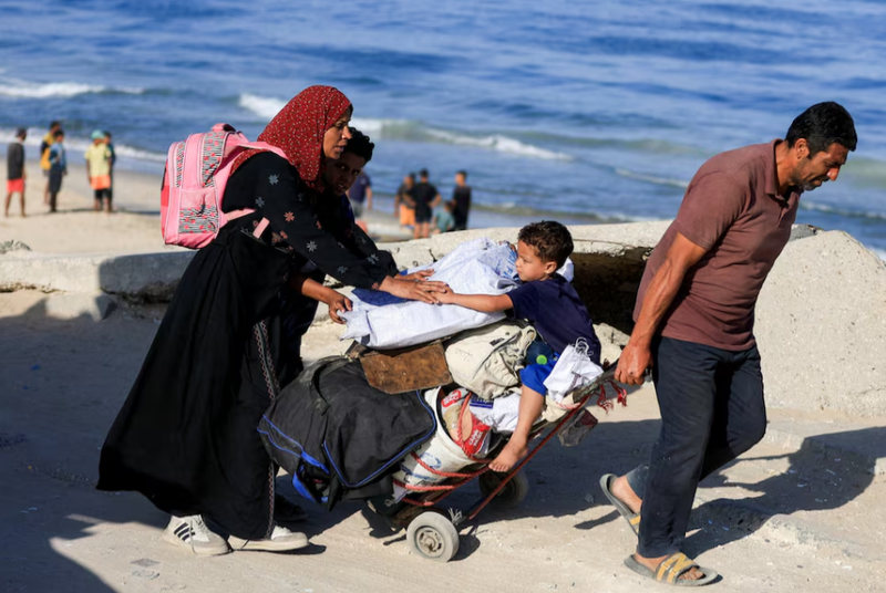 Người dân Palestine, những người đã phải di dời đến phía nam Gaza theo lệnh của Israel trong chiến tranh, đang di chuyển dọc theo một con đường khi họ trở về phía bắc. Ảnh: Reuters. Biển người Palestine trở về với đống đổ nát ở Gaza sau lệnh ngừng bắn.png