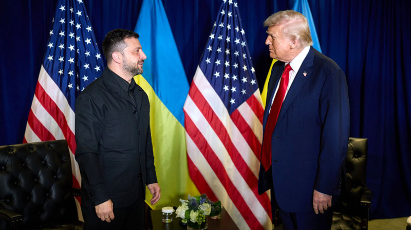 Ông Zelensky và ông Trump trong cuộc gặp tháng trước. Ukraine đã tấn công ít nhất 16 trong số 38 nhà máy lọc dầu của Nga, một số bị tấn công nhiều lần, làm gián đoạn công suất lọc dầu hơn 1 triệu thùng mỗi ngày. Ảnh: Moscow Times. Lộ chiến dịch bí mật Mỹ chia sẻ tình báo giúp Ukraine đánh vào trái tim nền kinh tế Nga.png