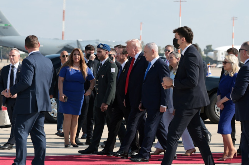 Ông Netanyahu và ông Trump tại Sân bay Quốc tế Ben Gurion, Israel, ngày 13/10. Ảnh: Reuters. Gaza bừng hy vọng Hamas trao trả con tin, ông Trump tuyên bố chiến tranh kết thúc 3.png