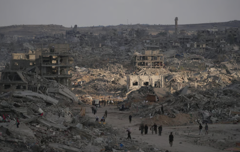 Cảnh đổ nát ở thành phố Gaza sau khi quân đội Israel rút lui. Ảnh: Reuters. Gaza bừng hy vọng Hamas trao trả con tin, ông Trump tuyên bố chiến tranh kết thúc 4.png