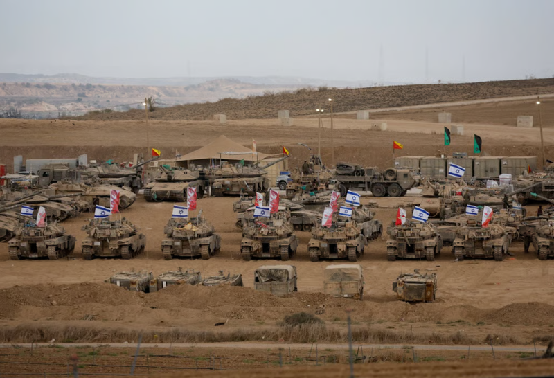 Các xe quân sự gần biên giới Israel-Gaza vào Chủ nhật tuần trước, trong bối cảnh lệnh ngừng bắn được thực thi. Ảnh: Reuters. Gaza bừng hy vọng Hamas trao trả con tin, ông Trump tuyên bố chiến tranh kết thúc 5.png