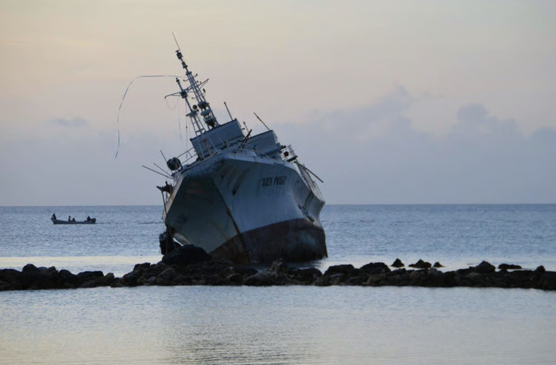 Một con tàu nằm trên đá ở bang Chuuk của Micronesia sau khi mắc cạn trong một cơn bão năm 2015. Ảnh: AFP. Hạm đội ma của Nhật Bản từ Thế chiến thứ II đang đầu độc đảo thiên đường ở Thái Bình Dương 4.png