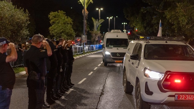 Các sĩ quan Israel bày tỏ lòng kính trọng khi thi thể của 4 con tin được đưa đến từ Gaza. Ảnh: Getty.