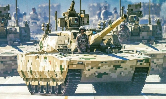 Xe tăng Type 100 trong một cuộc diễu hành. Ảnh: MW. Type 100 Trung Quốc Quái vật thép mang đủ loại công nghệ mới khiến phương Tây lo tụt hậu 2.jpg