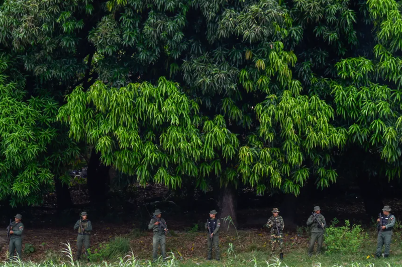 Binh sĩ Venezuela tuần tra quanh Cầu quốc tế Simon Bolivar tại biên giới Colombia-Venezuela, nhìn từ Villa del Rosario, Colombia vào ngày 16/10. Ảnh: AFP. Mỹ tính đòn quân sự với Venezuela, ông Trump thừa nhận đang cân nhắc giải pháp cuối cùng 2.png