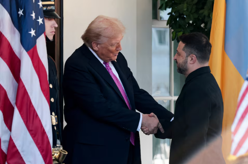 Ông Trump đón tiếp ông Zelensky tại Nhà Trắng. Ảnh: Reuters. Ông Trump làm khó ông Zelensky tại Nhà Trắng Kêu gọi dừng chiến, không hứa chuyển Tomahawk 2.png