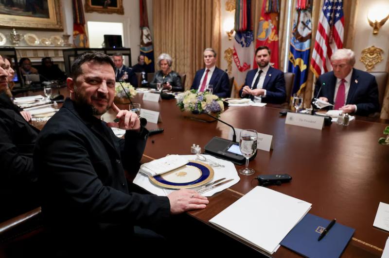 Tổng thống Trump gặp Tổng thống Zelensky tại Nhà Trắng hôm 17/10. Ảnh: Reuters. Ông Trump làm khó ông Zelensky tại Nhà Trắng Kêu gọi dừng chiến, không hứa chuyển Tomahawk 3.png