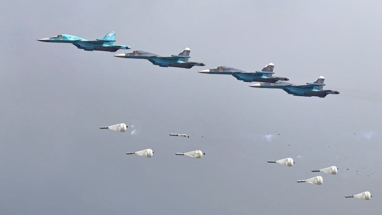 Su-34 của Nga thả bom dẫn đường chính xác. Ảnh: MW. Nga dội mưa bom và hơn 5.000 đợt pháo kích vào Ukraine Vai trò của Su-34 ngày càng lớn 3.jpeg