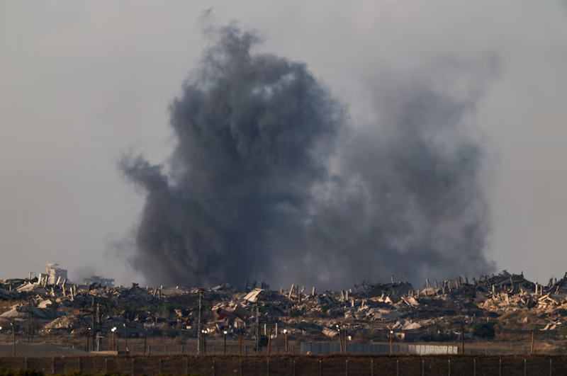 Khói bốc lên từ Gaza sau vụ nổ, nhìn từ Israel ngày 19/10. Ảnh: Reuters. Bạo lực lại bùng phát ở Gaza 26 người chết, ông Trump nói lệnh ngừng bắn vẫn hiệu lực 2.png