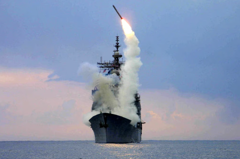 Một tên lửa Tomahawk được phóng từ một tàu chiến của Mỹ. Ảnh: Reuters. Hé lộ những tình tiết nóng trong cuộc gặp Trump-Zelensky Ukraine bị ép nhượng lãnh thổ 3.png