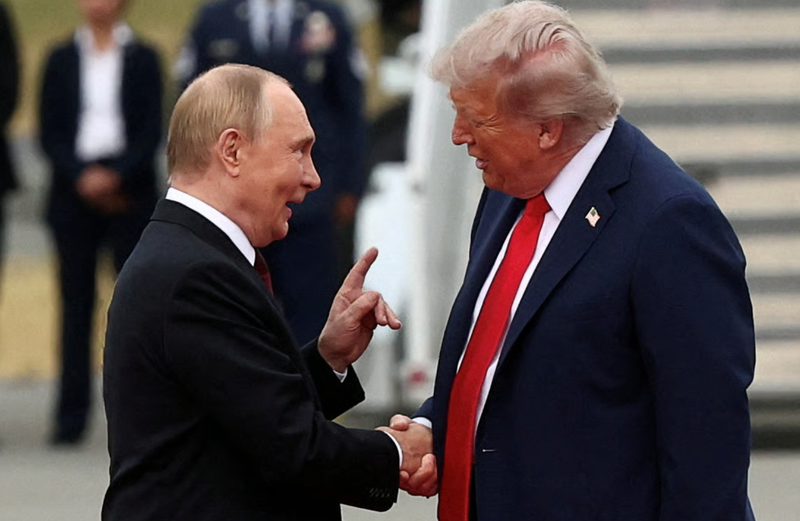 Tổng thống Nga Vladimir Putin và Tổng thống Mỹ Donald Trump tại Căn cứ chung Elmendorf-Richardson ở Anchorage, Alaska vào tháng 8. Ảnh: Reuters. Hé lộ những tình tiết nóng trong cuộc gặp Trump-Zelensky Ukraine bị ép nhượng lãnh thổ 4.png