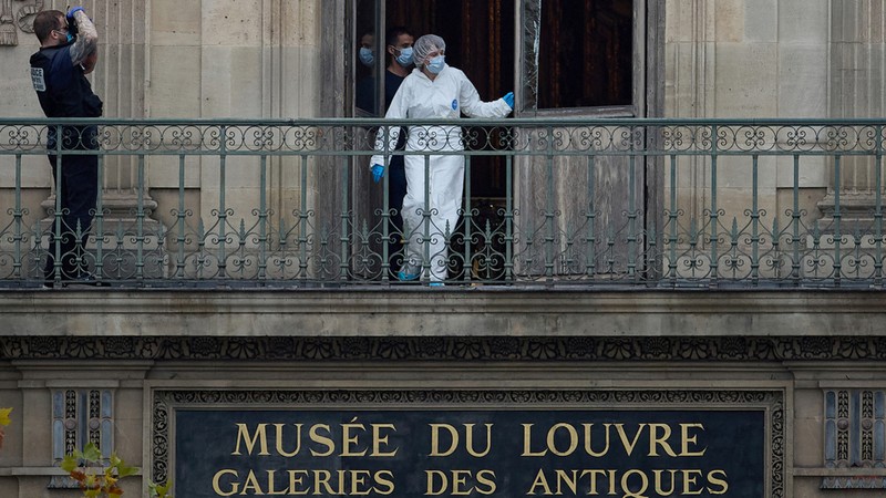 Một nhân viên pháp y người Pháp đang kiểm tra cửa sổ và ban công của Bảo tàng Louvre ở Paris vào ngày 19/10. Ảnh: Getty.