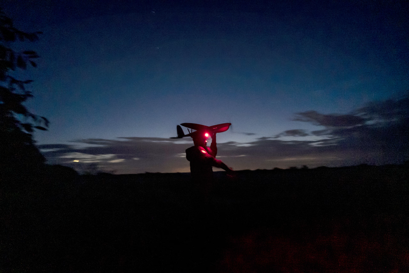 Một thành viên của nhóm chống máy bay không người lái đang phóng drone trinh sát ở Đông Nam Ukraine vào tháng 6. Ảnh: WSJ. Cuộc chiến trên bầu trời Phương Tây chạy đua phát triển công nghệ đánh chặn drone 3.png