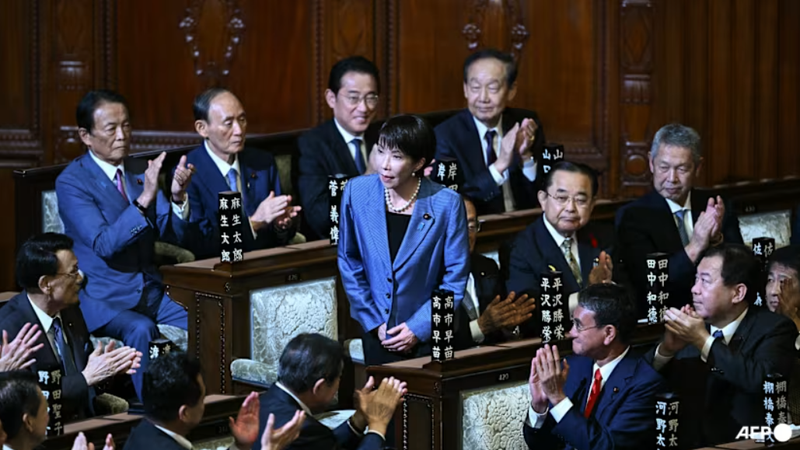 Chủ tịch đảng LDP Sanae Takaichi đứng dậy và cúi chào để đáp lại những tràng pháo tay sau khi bà được bầu làm Thủ tướng mới của Nhật Bản trong phiên họp bất thường của Hạ viện tại Tokyo vào ngày 21/10. Ảnh: AFP. Sanae Takaichi Bà đầm Thép của Nhật Bản đã làm nên lịch sử 2.png