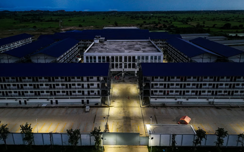 Một khu phức hợp nghi là trung tâm lừa đảo ở tỉnh Takeo của Campuchia được chụp từ trên không vào ngày 16/10. Ảnh: Reuters. Bi kịch việc nhẹ lương cao Giới trẻ Hàn Quốc thành con mồi của các tổ chức lừa đảo ở Campuchia 2.png