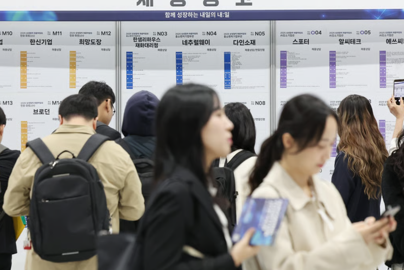Người tìm việc xem các vị trí tuyển dụng tại một hội chợ việc làm ở phía tây Seoul, Hàn Quốc, trong hôm 21/10. Ảnh: Yonhap. Bi kịch việc nhẹ lương cao Giới trẻ Hàn Quốc thành con mồi của các tổ chức lừa đảo ở Campuchia 4.png