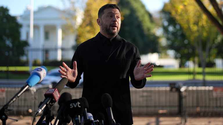 Tổng thống Ukraine Volodymyr Zelensky phát biểu trong cuộc họp báo tại Công viên Lafayette bên ngoài Nhà Trắng. Ảnh: Getty.