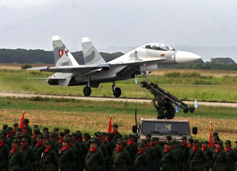 Một chiếc Su-30MK2V của Venezuela hạ cánh xuống căn cứ không quân ở Maracay, cách Caracas, Venezuela khoảng 60 dặm, vào tháng 12/2006. Ảnh: AFP. Sát thủ diệt hạm Nga trong tay Venezuela khiến tàu chiến Mỹ đứng ngồi không yên ngoài khơi Caribe.jpg