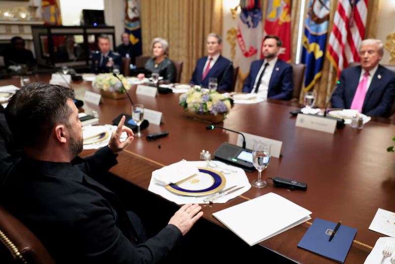 Tổng thống Ukraine Volodymyr Zelensky gặp Tổng thống Mỹ Donald Trump trong bữa trưa tại Phòng Nội các ở Nhà Trắng ở Washington, D.C., Mỹ, ngày 17/10. Ảnh: Reuters. Thượng đỉnh Trump–Putin tạm hoãn Mỹ đang tính nước cờ mới 2.png