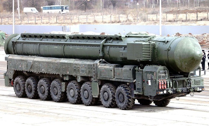 Tên lửa đạn đạo liên lục địa Yars trên phương tiện phóng di động. Ảnh: MW. Ông Putin kích hoạt bộ ba hủy diệt Nga phóng loạt tên lửa hạt nhân giữa căng thẳng phương Tây 2.jpeg