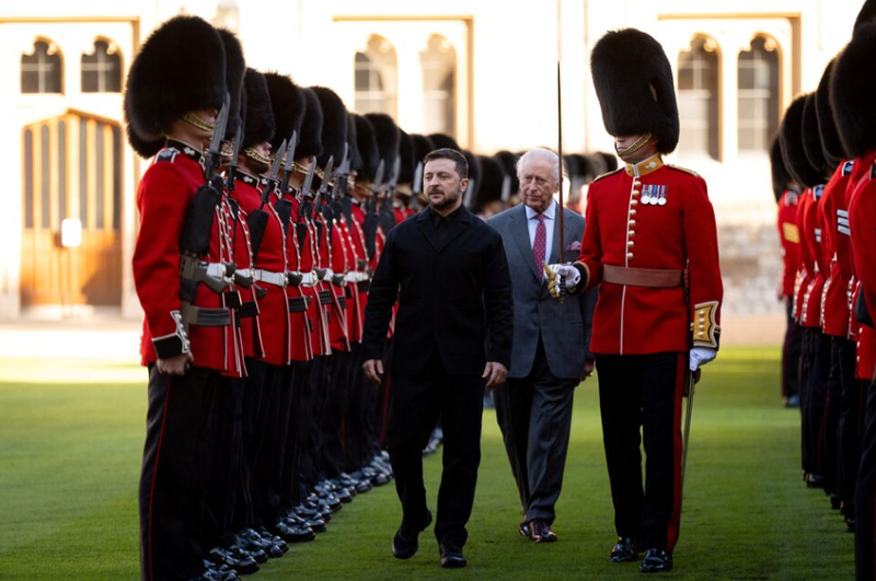 Vua Charles của Anh, Tổng thống Ukraine Volodymyr Zelensky và Thiếu tá Ben Tracey duyệt đội danh dự tại Lâu đài Windsor, Berkshire, Anh, ngày 24/10. Ảnh: Reuters.