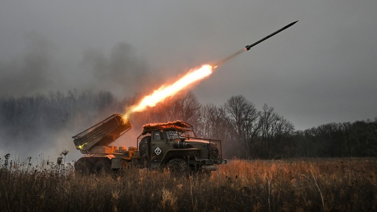 Các bệ phóng tên lửa đa nòng Grad của nhóm Zapad đang hoạt động theo hướng Krasny Liman. Ảnh: Sputnik.