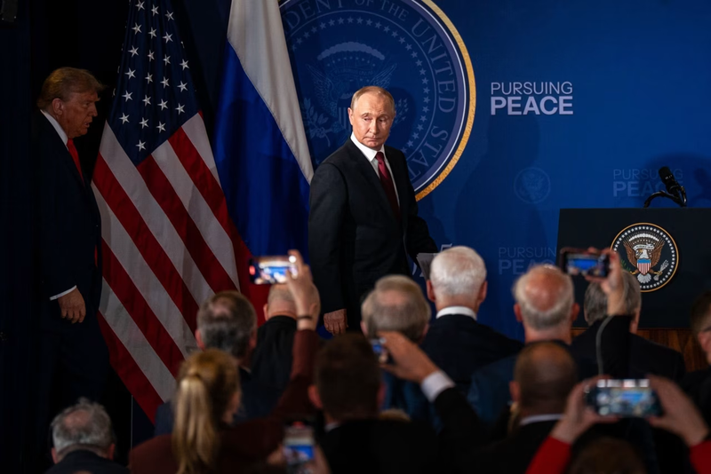 Tổng thống Trump và Tổng thống Nga Vladimir Putin đến dự buổi họp báo chung tại hội nghị thượng đỉnh ở Alaska vào mùa hè năm nay. Ảnh: WSJ. Từ thân mật đến cú trừng phạt lịch sử Điều gì đã khiến ông Trump quay lưng với ông Putin 2.png