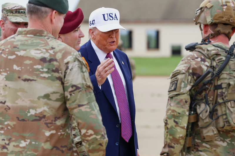 Tổng thống Donald Trump phát biểu với các thành viên quân đội trong chuyến thăm Fort Bragg để kỷ niệm ngày thành lập Quân đội Mỹ, tại North Carolina, Mỹ, ngày 10/6. Ảnh: Reuters.