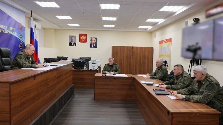 Tổng thống Nga Vladimir Putin đến thăm sở chỉ huy của Quân đội Nga. Ảnh: RT.