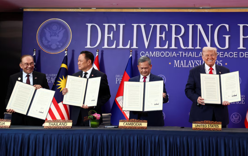 Thủ tướng Malaysia Anwar Ibrahim, Thủ tướng Thái Lan Anutin Charnvirakul, Thủ tướng Campuchia Hun Manet và Tổng thống Mỹ Donald Trump giơ cao các tài liệu trong lễ ký kết thỏa thuận ngừng bắn giữa Campuchia và Thái Lan bên lề Hội nghị thượng đỉnh Hiệp hội các quốc gia Đông Nam Á (ASEAN) lần thứ 47 tại Kuala Lumpur, Malaysia, ngày 26/10. Ảnh: Reuters.